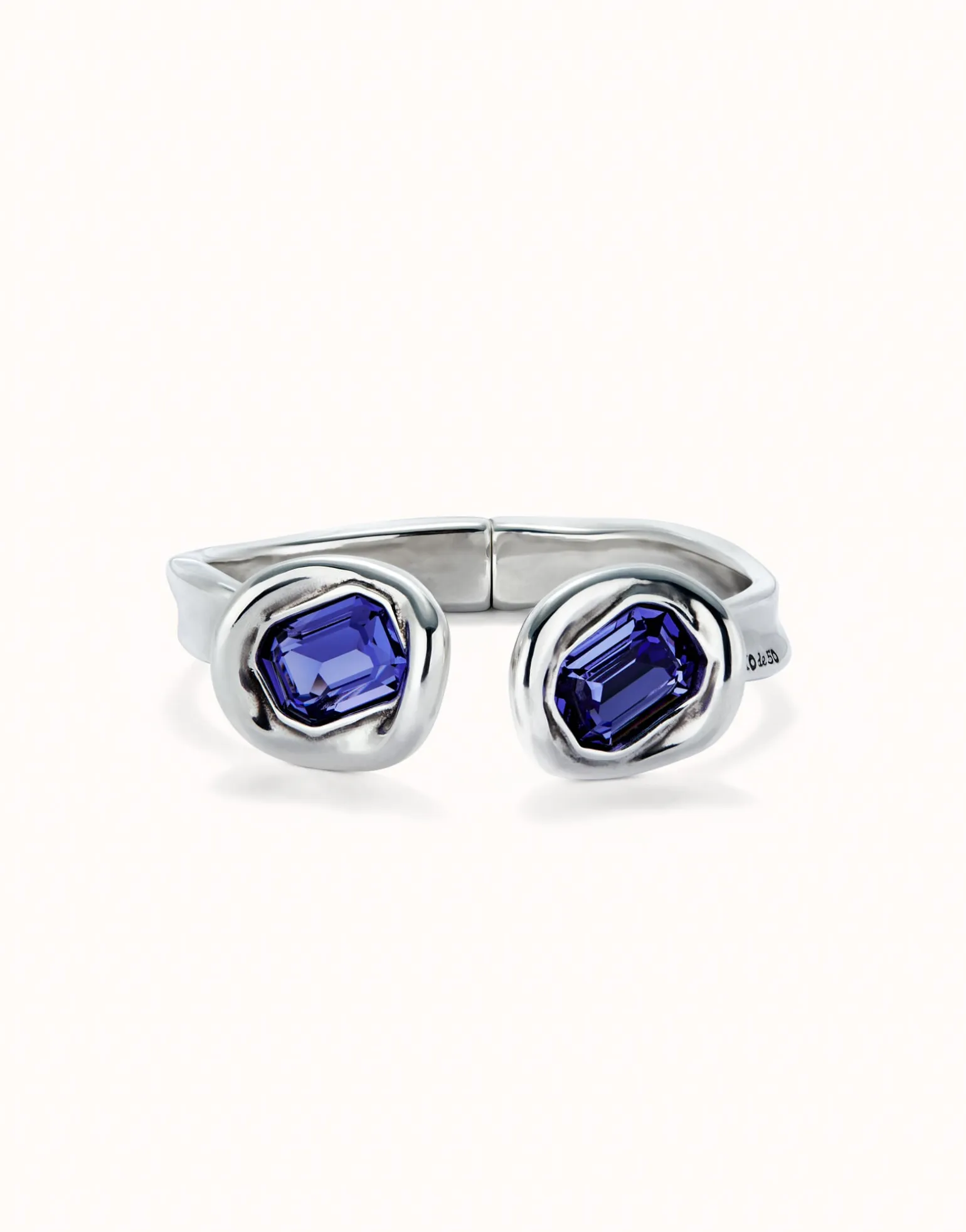 Pulsera rígida bañada en plata de ley y dos cristales morados