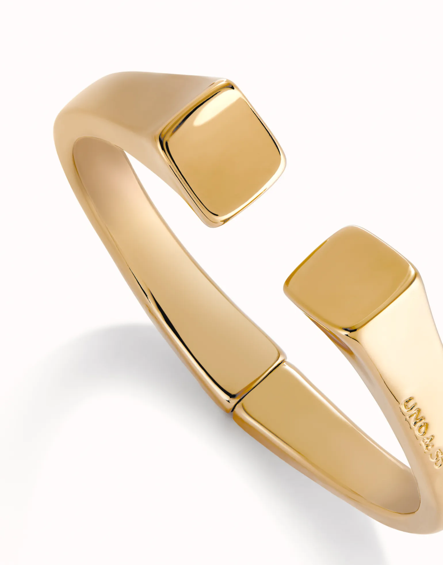 Pulsera rígida bañada oro 18k acabado liso y forma cuadrada